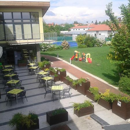 Hotel Predium Vrable Екстер'єр фото