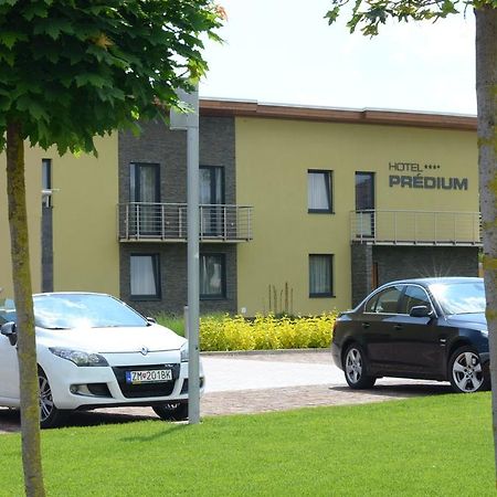 Hotel Predium Vrable Екстер'єр фото