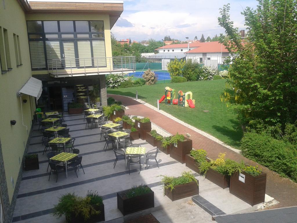 Hotel Predium Vrable Екстер'єр фото