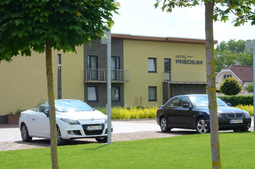 Hotel Predium Vrable Екстер'єр фото