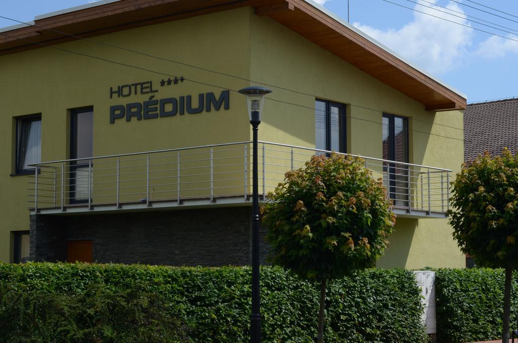 Hotel Predium Vrable Екстер'єр фото